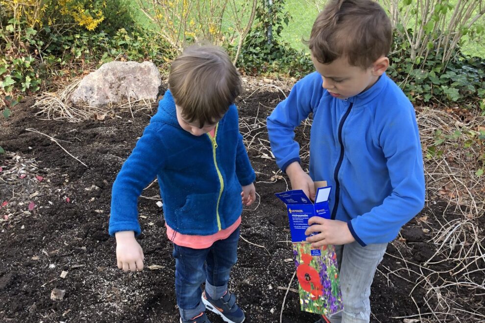 Kinder beim sähen