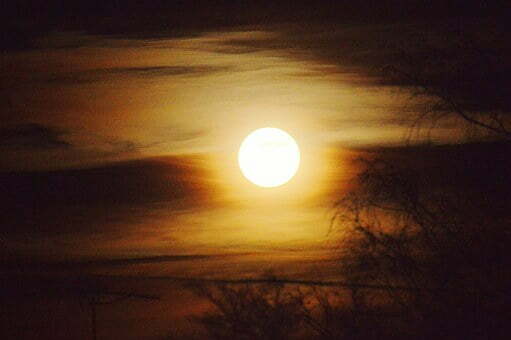 Vollmond mit leuchtenden Gelbfarben Vollmond mit leuchtenden Gelbfarben