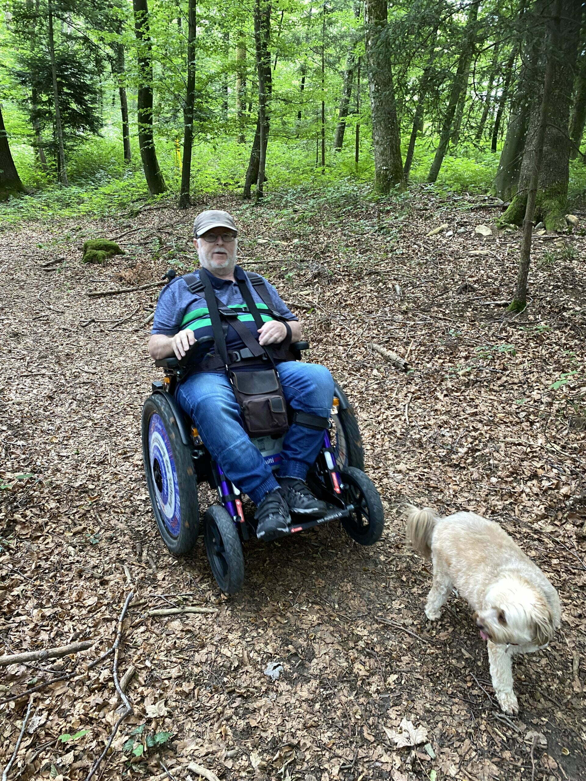 Thomas mit geländegängigem Rollstuhl
