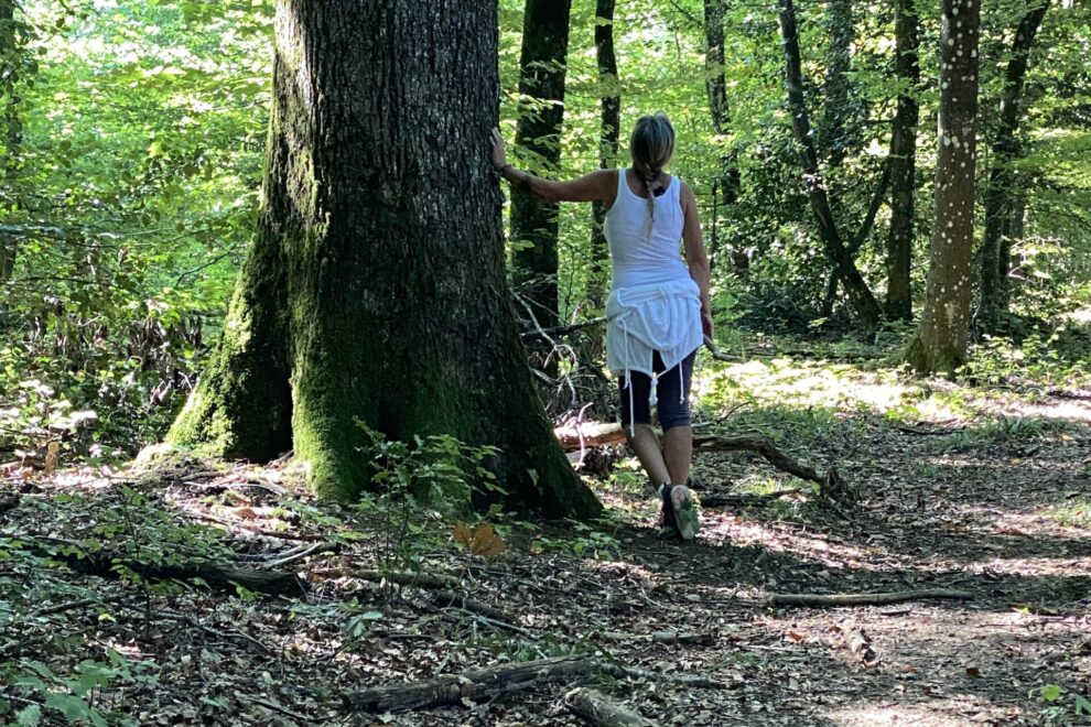 Frau beim Waldbaden