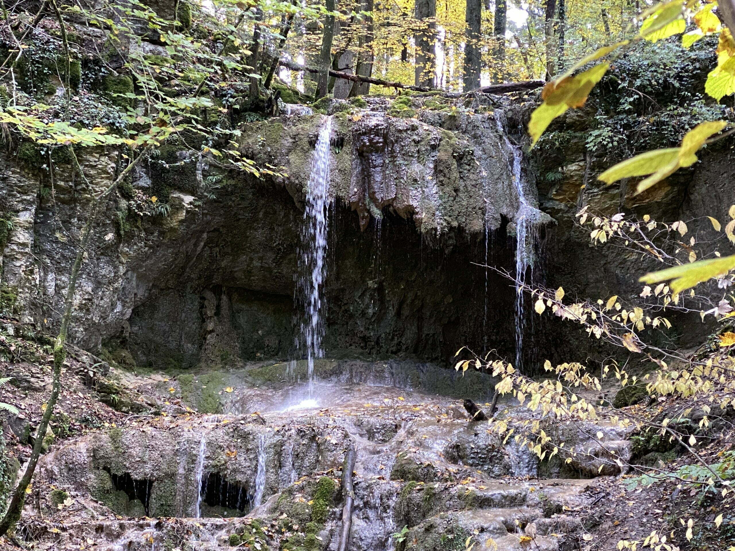 mystischer Wasserfall mit viel WAsser