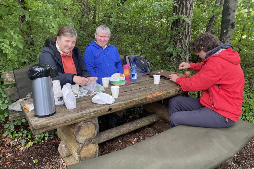 gemeinsames Essen im Wald