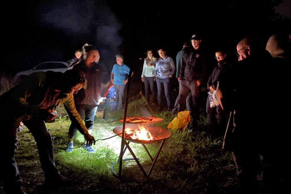 alle ums Feuer im Freien