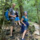 beim Wasserfall Sandra, Monika und Stephan