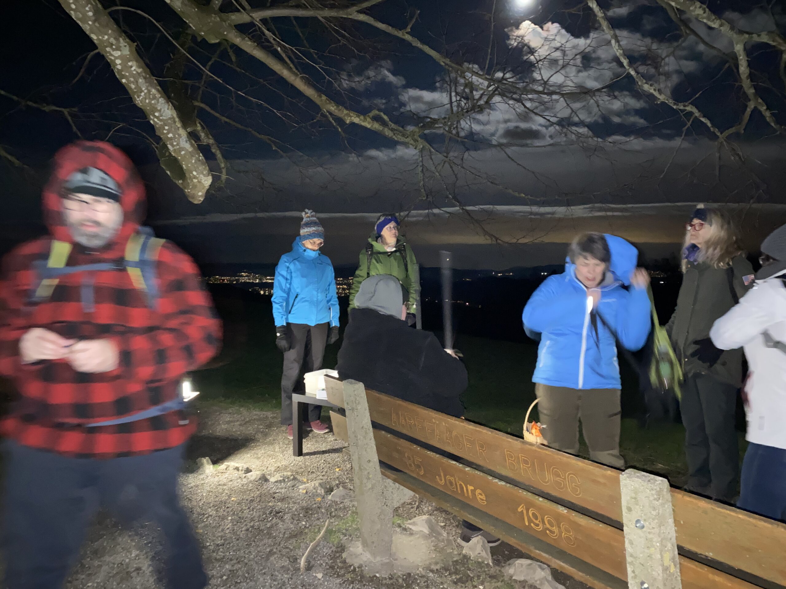 Auf der Wanderung Vollmond 24 Apero bei der Linde Auf der Wanderung Vollmond 24 Apero bei der Linde
