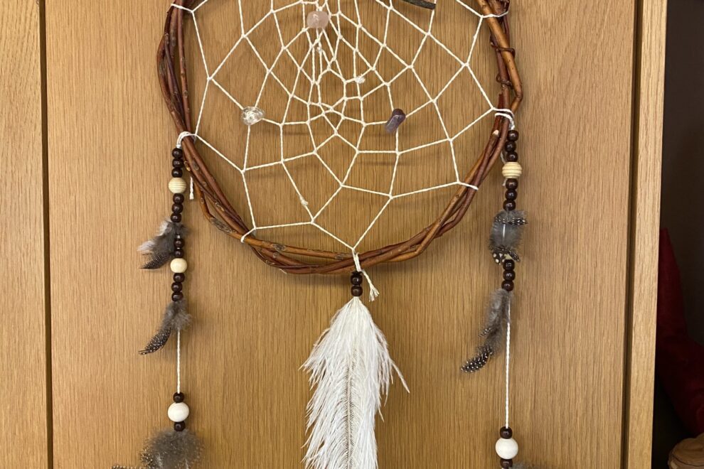 Die Braut beim Traumfänger basteln