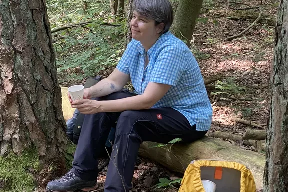 Monika beim Sein im Wald