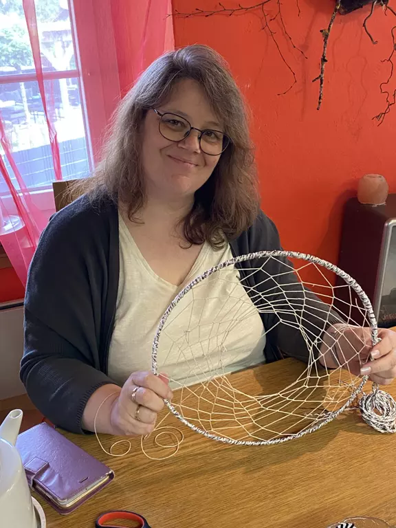 Monika mit ihrem Werk Monika mit ihrem Werk