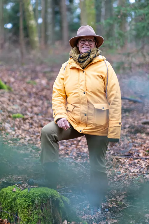 Agi beim Waldbaden mit der AZ