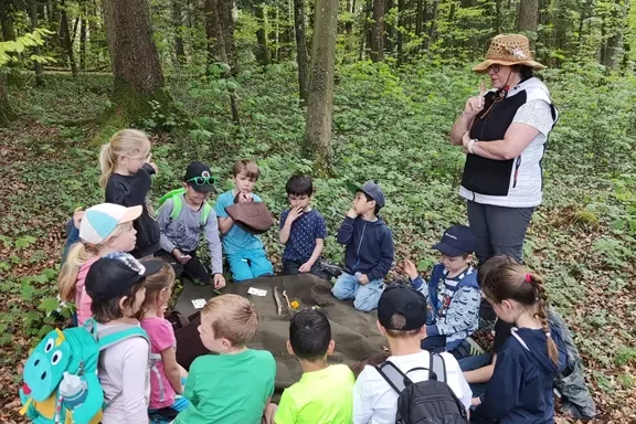 Kinder im Wald am Spielen