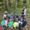 Kinder im Wald am Spielen